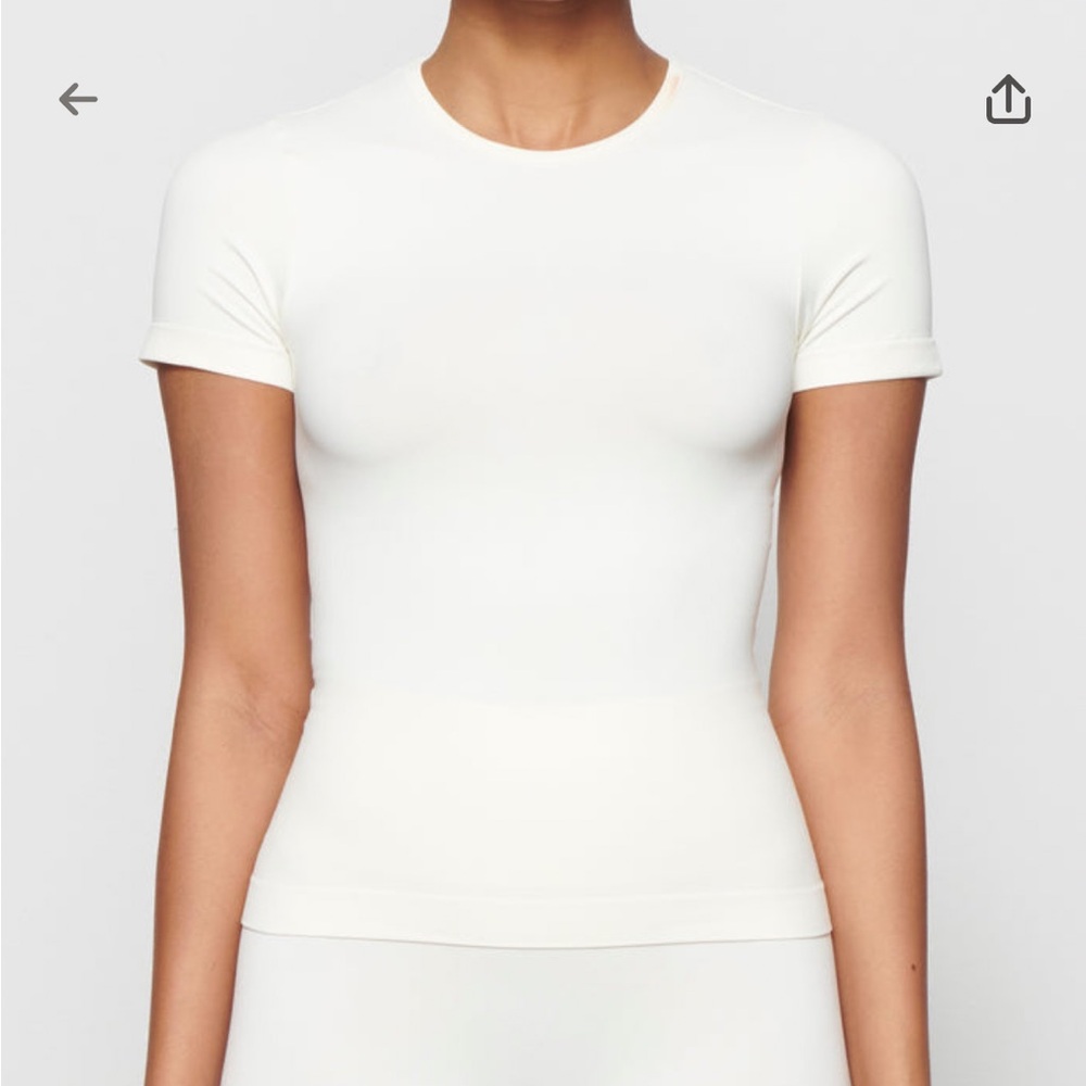 SKIMS Soft Smoothing Seamless T-Shirt - Marble